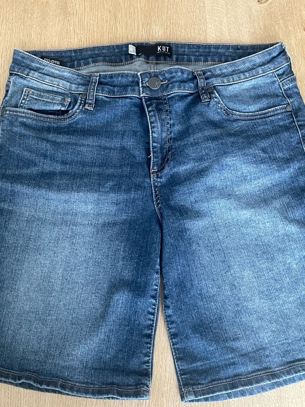 Kut from the Kloth Women’s Catherine Boyfriend short - denim - Jorts
